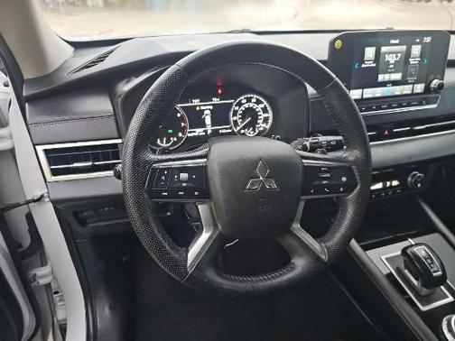 White Diamond 2023 Mitsubishi Outlander SP