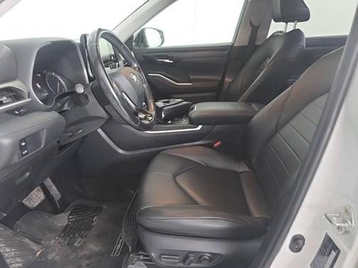Blizzard Pearl 2020 Toyota Highlander XLE