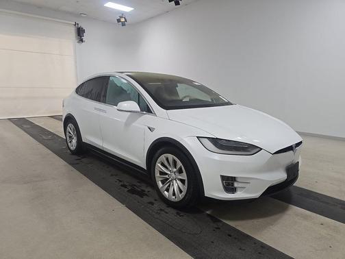 Pearl White Multi-Coat 2018 Tesla Model X 75D