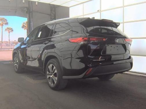 Midnight Black Metallic 2021 Toyota Highlander XLE