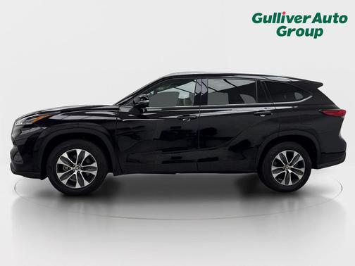 Midnight Black Metallic 2021 Toyota Highlander XLE