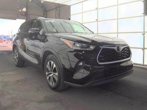 Midnight Black Metallic 2021 Toyota Highlander XLE