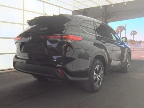 Midnight Black Metallic 2021 Toyota Highlander XLE