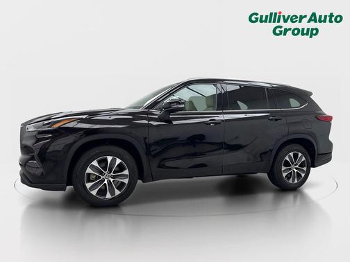 Midnight Black Metallic 2021 Toyota Highlander XLE