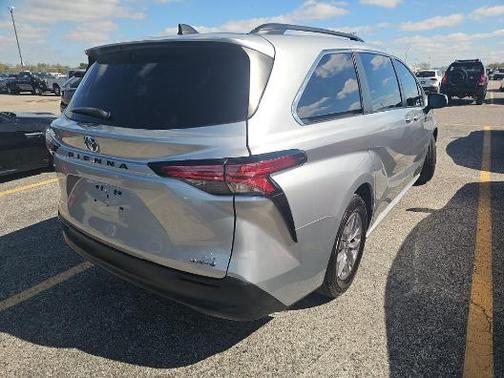 2021 Toyota Sienna LE