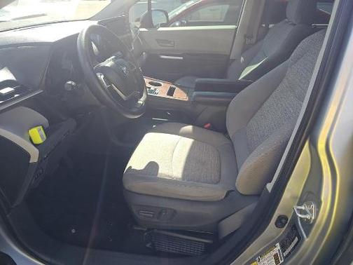 2021 Toyota Sienna LE