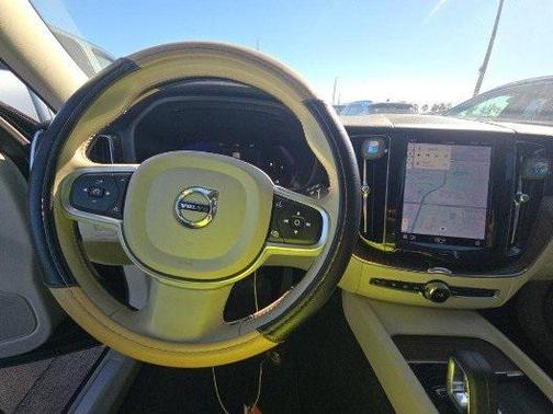 2022 Volvo XC60 B5 Momentum