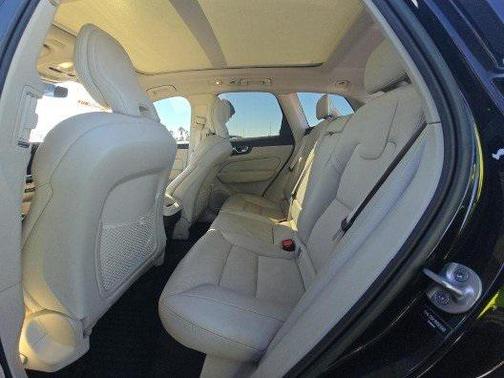 2022 Volvo XC60 B5 Momentum
