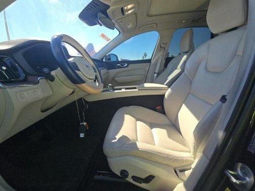 2022 Volvo XC60 B5 Momentum