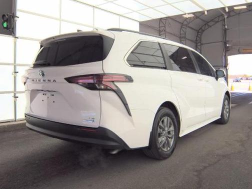 2022 Toyota Sienna LE
