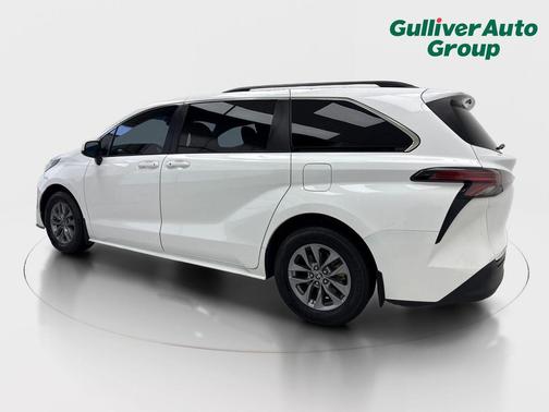 2022 Toyota Sienna LE