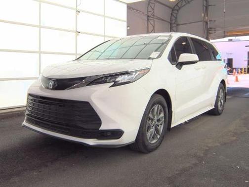 2022 Toyota Sienna LE