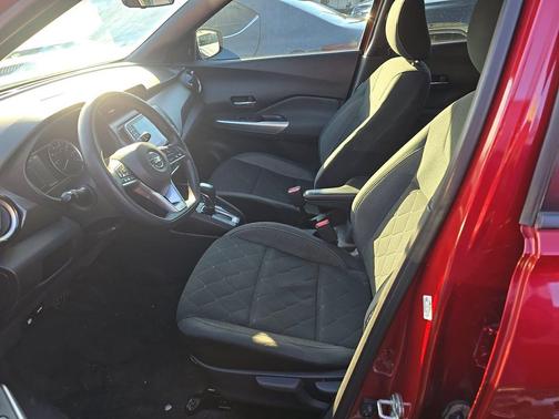 Cayenne Red/Super Black 2020 Nissan Kicks SV