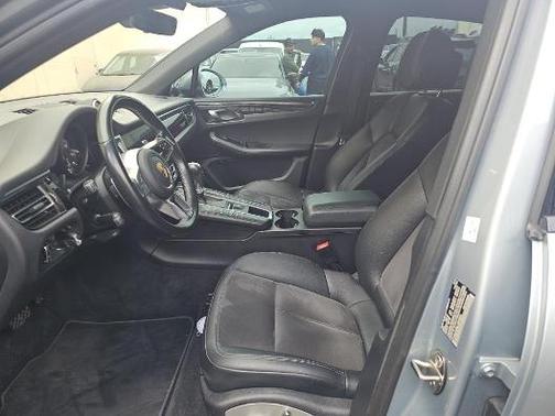 Dolomite Silver Metallic 2020 Porsche Macan Macan