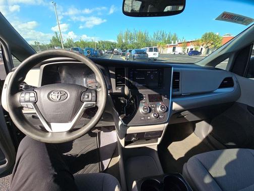 2017 Toyota Sienna LE