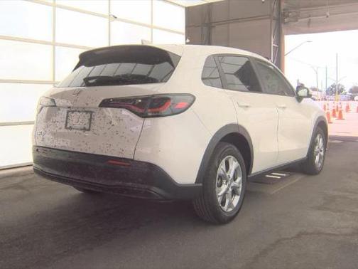 Platinum White Pearl 2023 Honda HR-V LX
