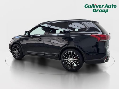 Labrador Black Metallic 2020 Mitsubishi Outlander LE
