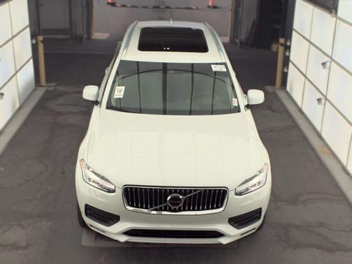 Crystal White Metallic 2021 Volvo XC90 T6 Momentum