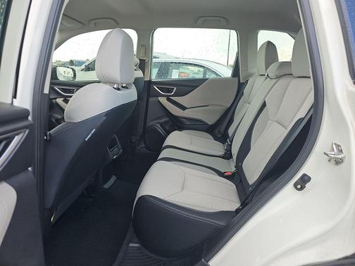 Crystal White Pearl 2023 Subaru Forester Limited