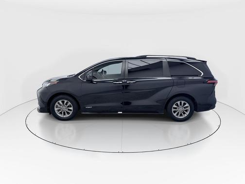 2021 Toyota Sienna XLE 8 Passenger