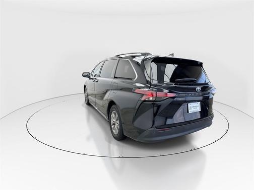 2021 Toyota Sienna XLE 8 Passenger
