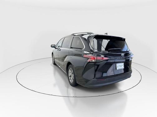 2021 Toyota Sienna XLE 8 Passenger