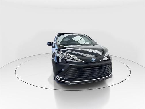 2021 Toyota Sienna XLE 8 Passenger