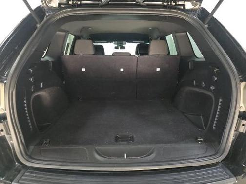 Diamond Black Crystal Pearlcoat 2018 Jeep Grand Cherokee Laredo E