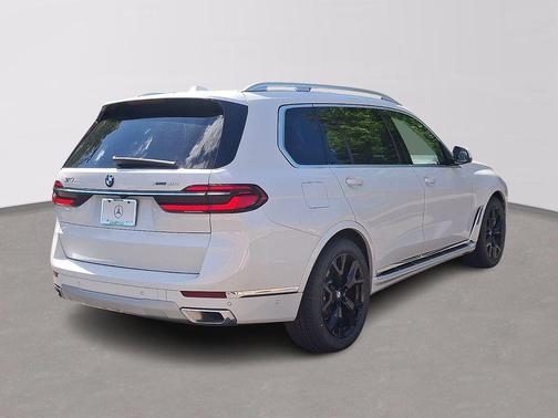White Metallic 2025 BMW X7 xDrive40i
