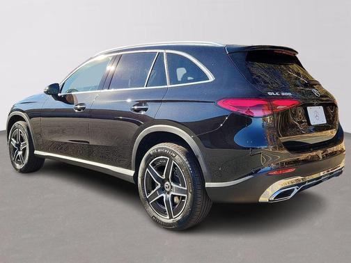 Obsidian Black Metallic 2026 Mercedes-Benz GLC 300 Base 4MATIC