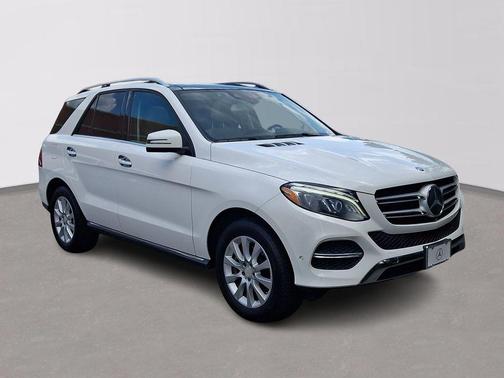 White 2016 Mercedes-Benz GLE-Class GLE 300d 4MATIC