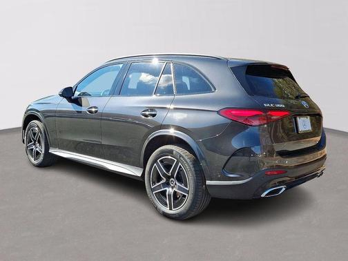 Graphite Gray Metallic 2026 Mercedes-Benz GLC 300 Base 4MATIC