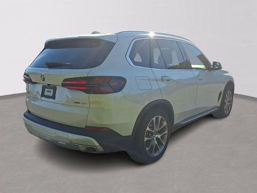 White Metallic 2025 BMW X5 xDrive40i