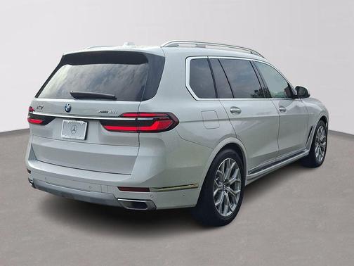 White Metallic 2025 BMW X7 xDrive40i