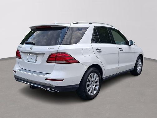 White 2016 Mercedes-Benz GLE-Class GLE 300d 4MATIC