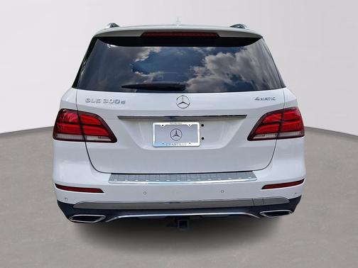 White 2016 Mercedes-Benz GLE-Class GLE 300d 4MATIC