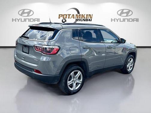 Sting Gray Clearcoat 2023 Jeep Compass Latitude