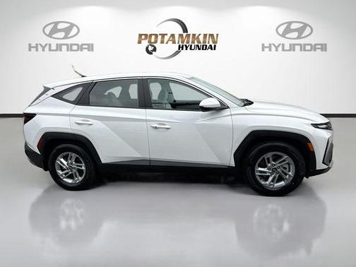 White Pearl 2026 Hyundai TUCSON SE