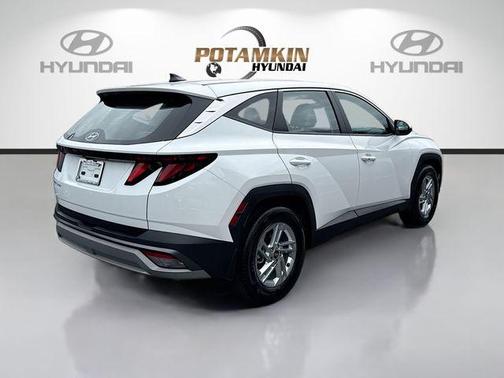 White Pearl 2026 Hyundai TUCSON SE