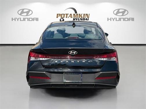 2025 Hyundai ELANTRA SE