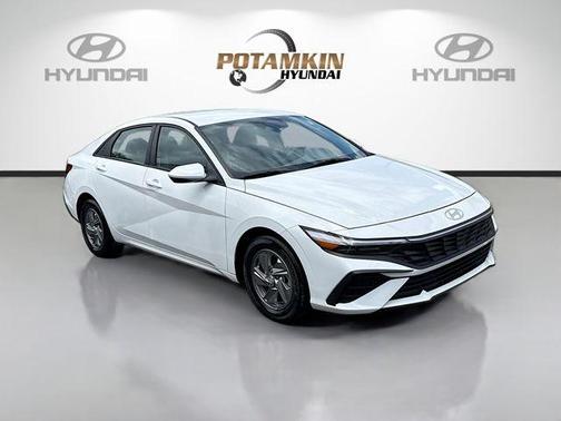 2025 Hyundai ELANTRA SE