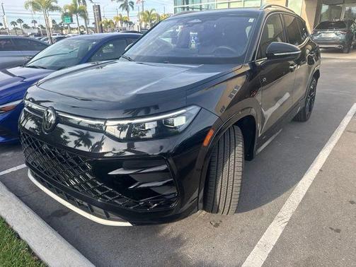 Deep Black Pearl Effect 2025 Volkswagen Tiguan 2.0T SEL R-Line
