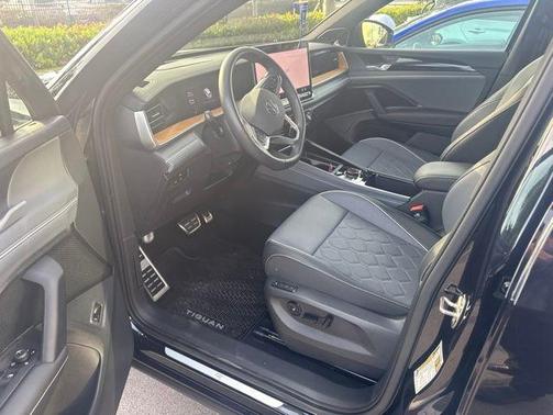 Deep Black Pearl Effect 2025 Volkswagen Tiguan 2.0T SEL R-Line