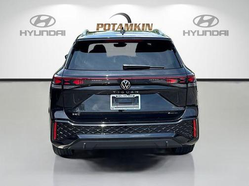 Deep Black Pearl Effect 2025 Volkswagen Tiguan 2.0T SEL R-Line