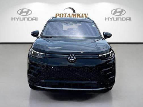 Deep Black Pearl Effect 2025 Volkswagen Tiguan 2.0T SEL R-Line