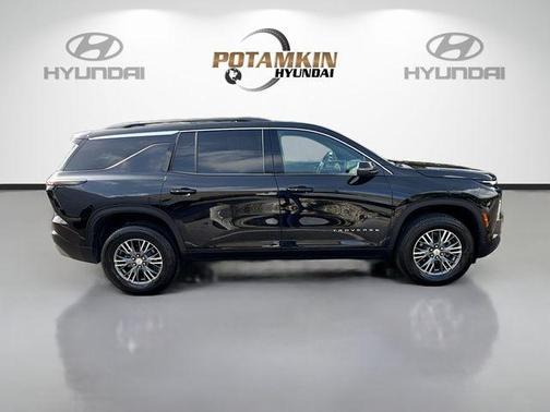 Mosaic Black Metallic 2025 Chevrolet Traverse LT