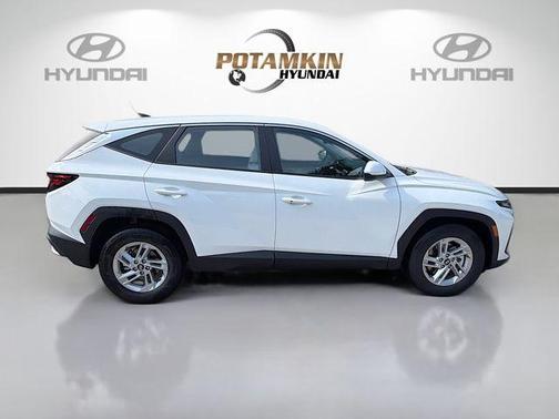 White Pearl 2026 Hyundai TUCSON SE