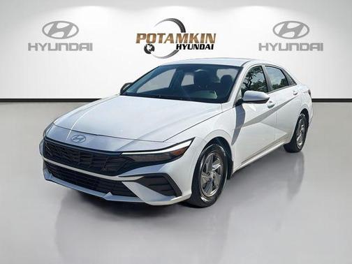 White 2024 Hyundai ELANTRA SE