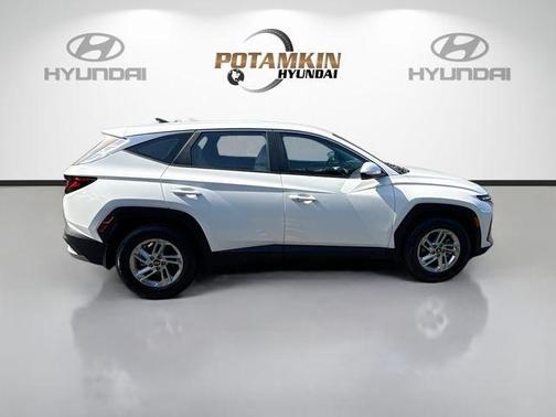 White Pearl 2026 Hyundai TUCSON SE