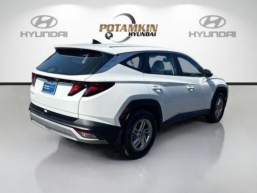 White Pearl 2026 Hyundai TUCSON SE